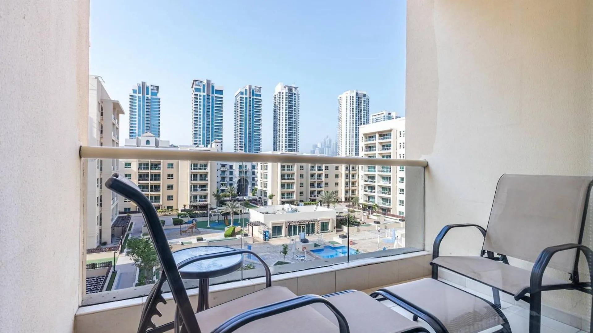 Serene & Spacious 1Br The Greens Dubai Lejlighed